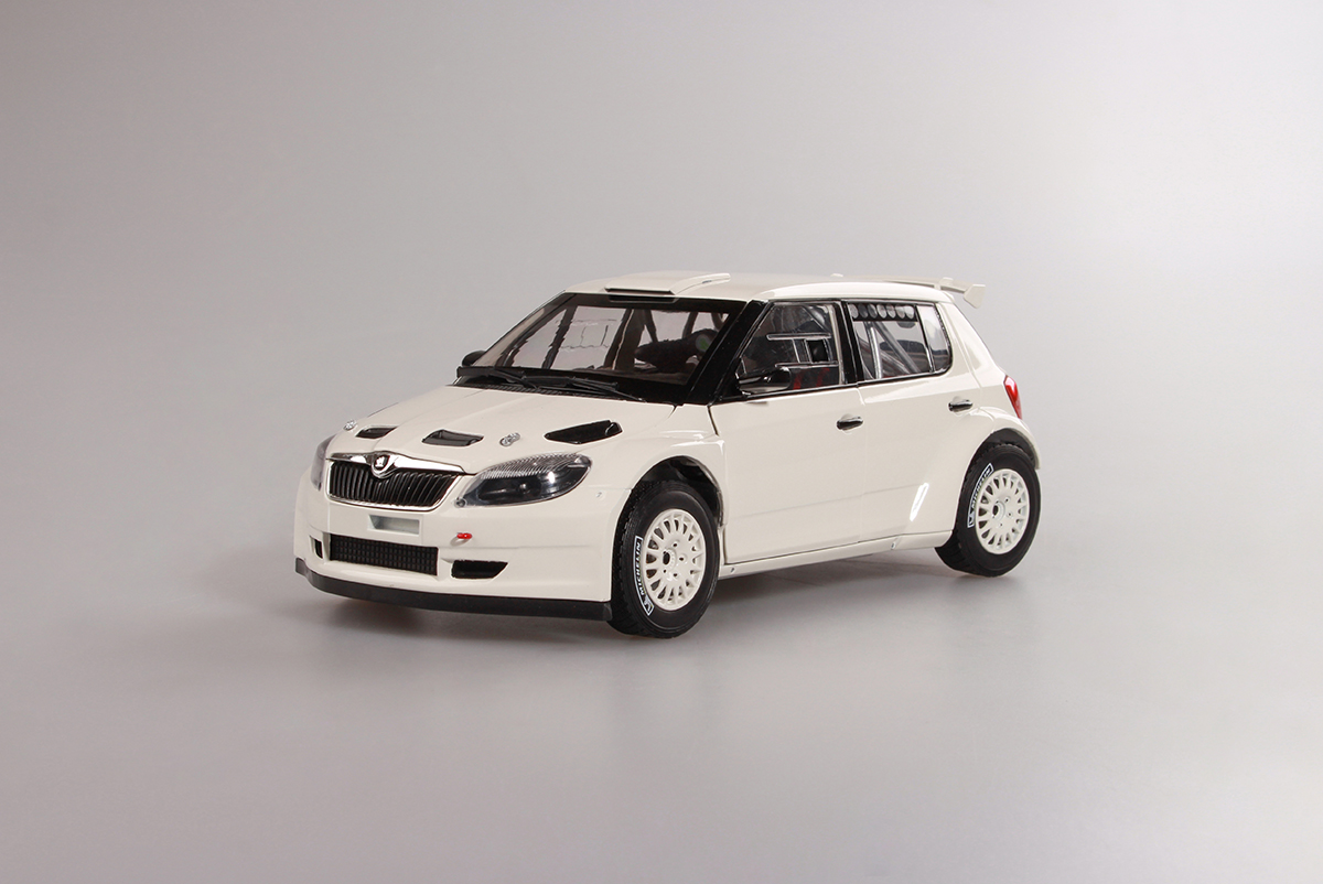 Abrex Škoda Fabia II FL S2000 (2010) Bílá 1:18, Šotolinová kola
