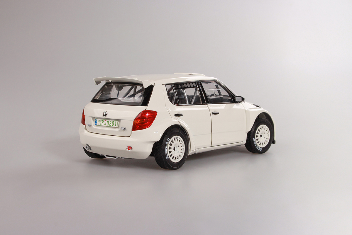 Abrex Škoda Fabia II FL S2000 (2010) Bílá 1:18, Šotolinová kola