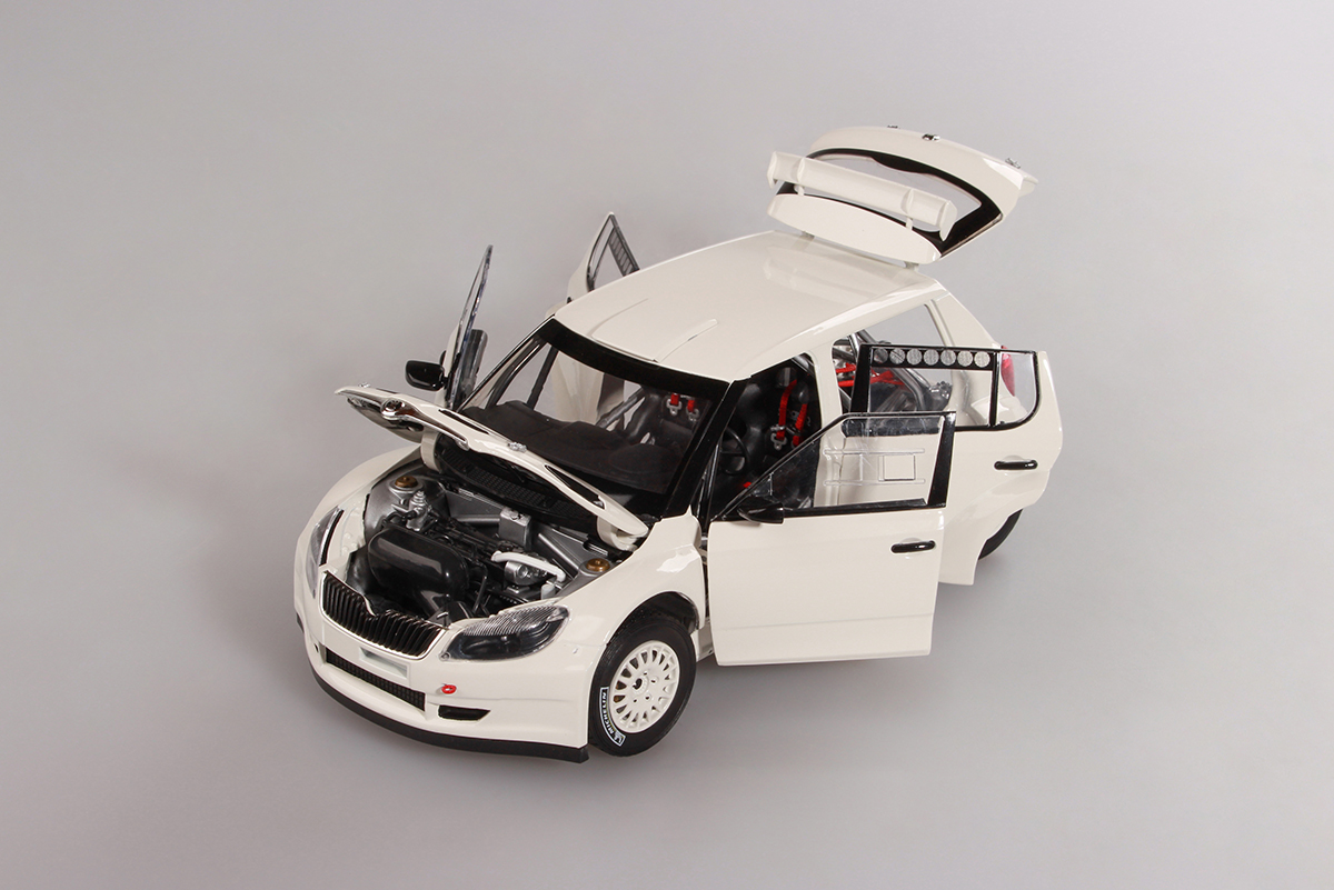 Abrex Škoda Fabia II FL S2000 (2010) Bílá 1:18, Šotolinová kola