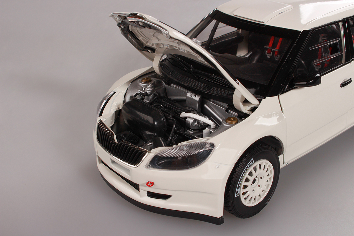 Abrex Škoda Fabia II FL S2000 (2010) Bílá 1:18, Šotolinová kola
