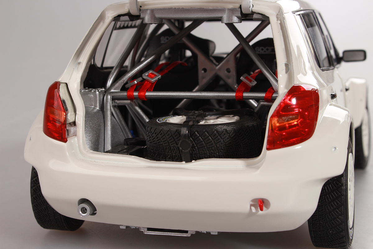 Abrex Škoda Fabia II FL S2000 (2010) Bílá 1:18, Šotolinová kola
