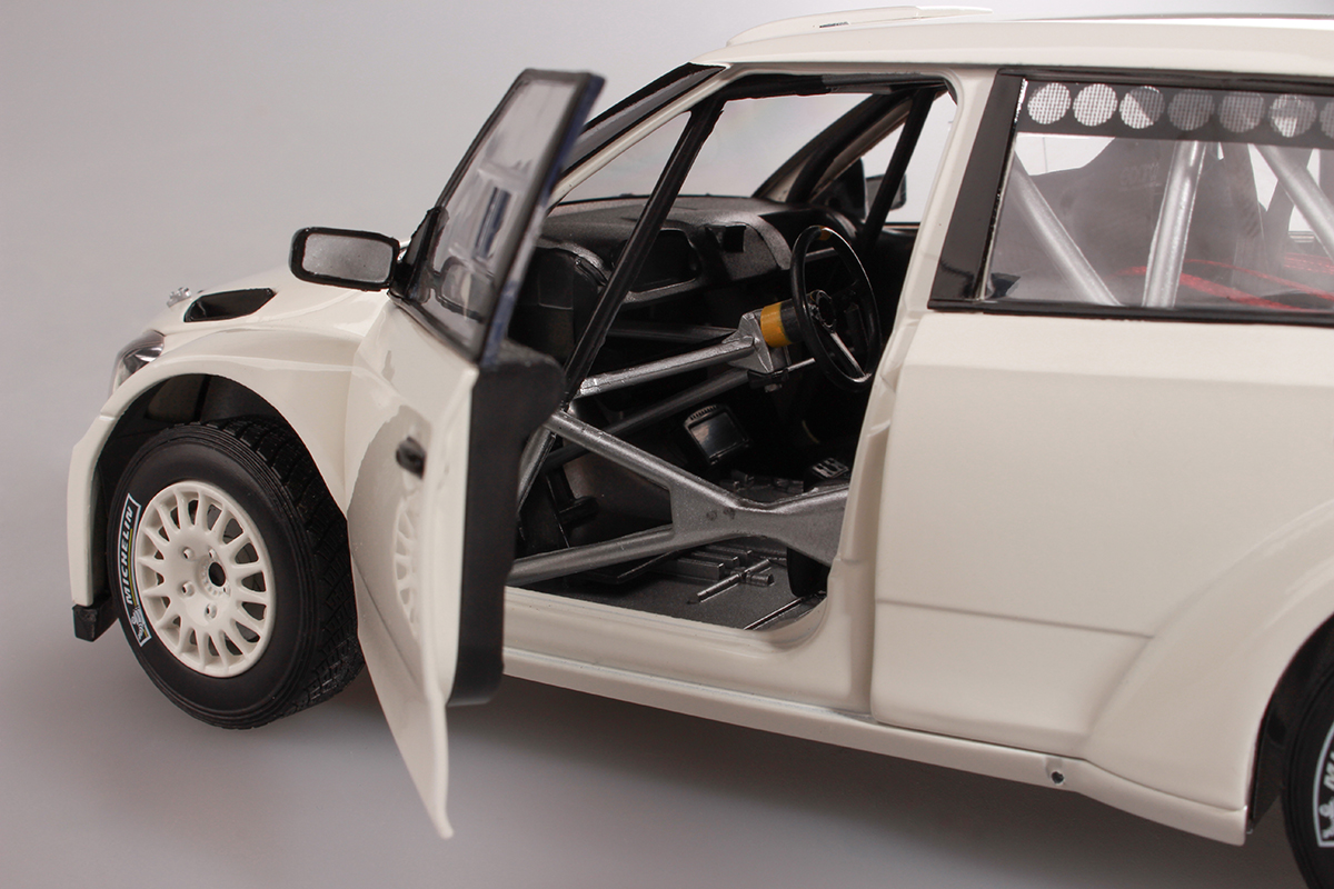 Abrex Škoda Fabia II FL S2000 (2010) Bílá 1:18, Šotolinová kola