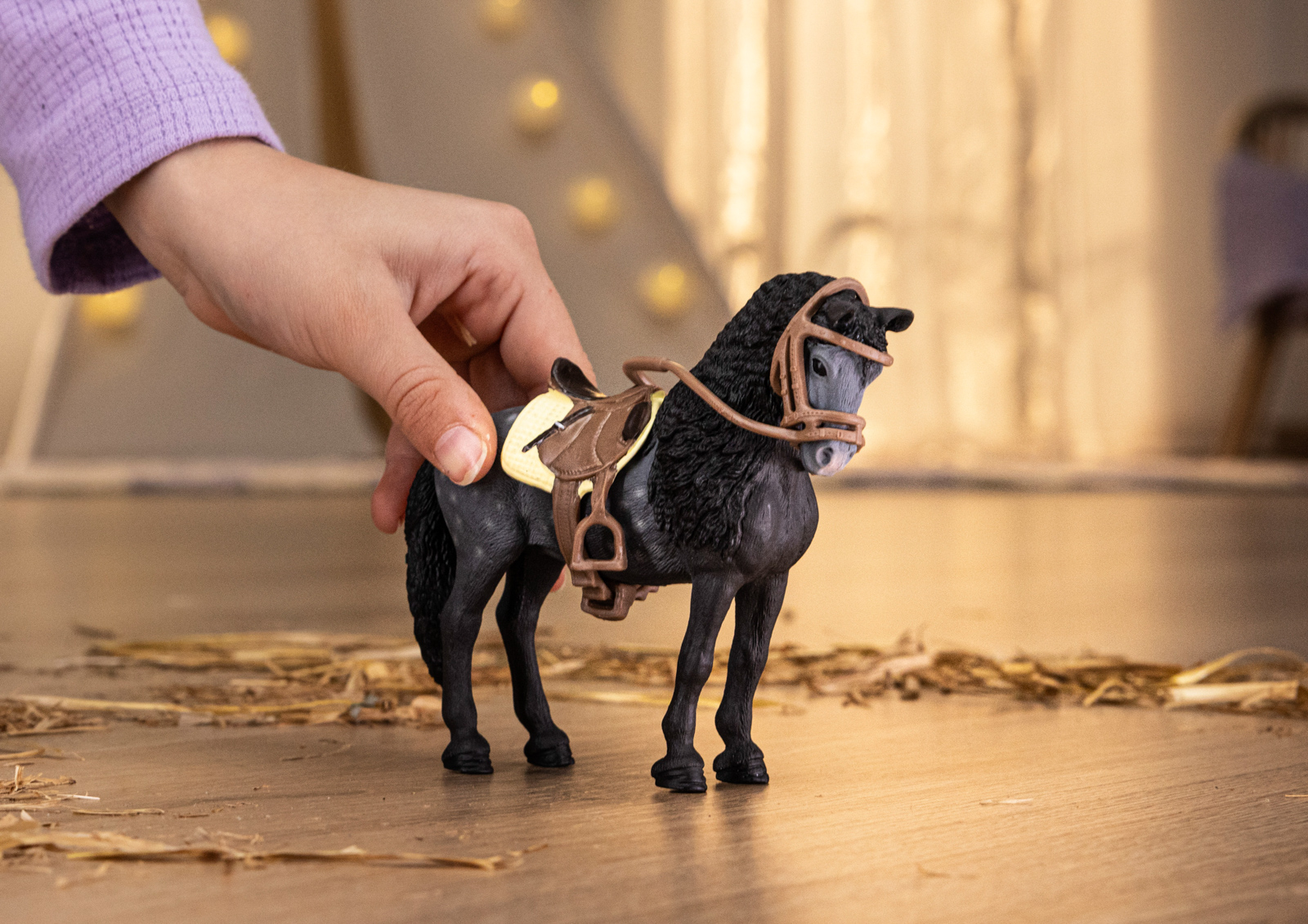 Klisna Pura Raza Espanola Stallion se sedlem a uzdou